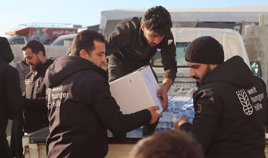 After the earthquake in Turkey and northwestern Syria: Welthungerhilfe staff unload relief supplies from a truck in Afrin.