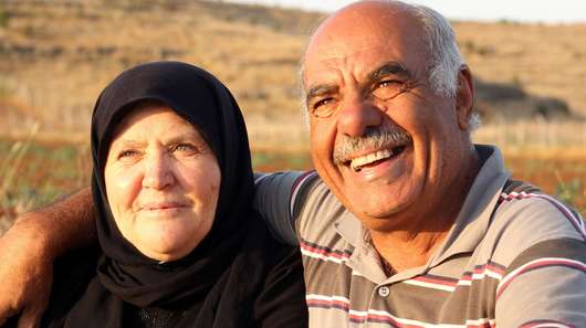 Ahmad Taleb and his wife in the field. They have fled from Syria to Turkey and now grow cucumbers as part of a Welthungerhilfe project. 