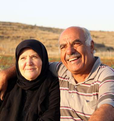 Ahmad Taleb and his wife in the field. They have fled from Syria to Turkey and now grow cucumbers as part of a Welthungerhilfe project. 