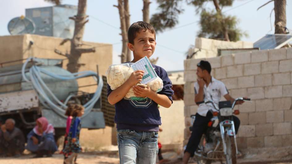 Ein Junge trägt Brot, Syrien 2019.