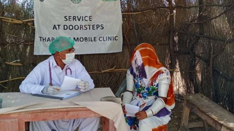 A woman from the Thar desert in Sindh consults with a doctor at a mobile medical camp. These are organized by WHH and its partner, the Thardeep Rural Development Programme (TRDP), to ensure that the COVID-19 crisis does not prevent people in Thar from accessing medical care.