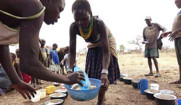 Maria verteilt Essen, in Uganda herrscht 2016 Dürre.