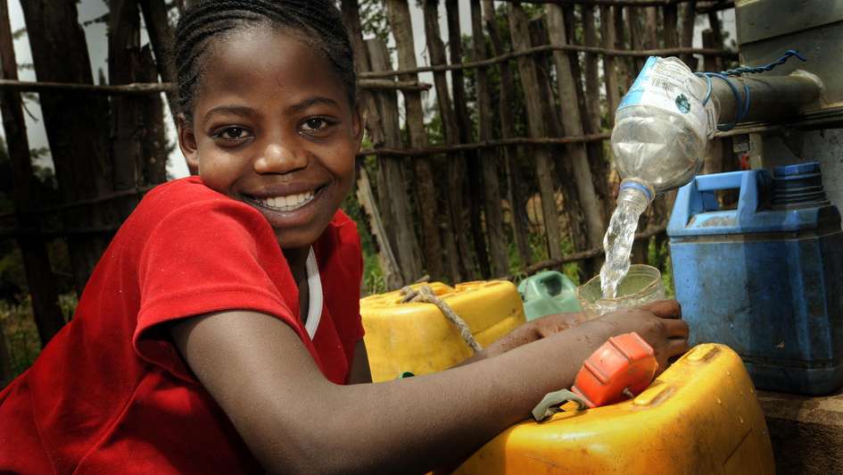 Basic sanitation and drinking water hygiene are part of all the water projects: Therefore Welthungerhilfe is constructing of toilet and hand washing facilities.