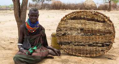 Drought in Kenia: A woman sitting on the ground.