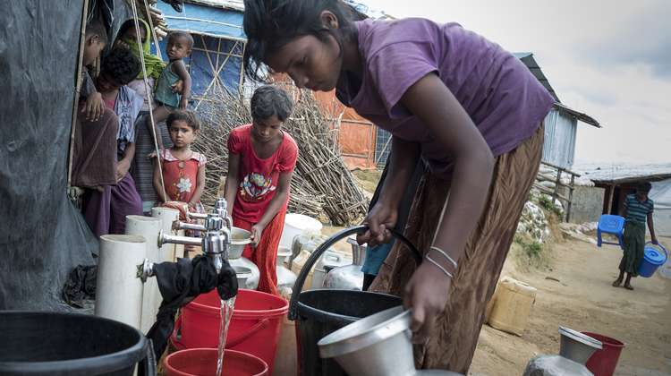 Ein Mädchen mit einem Eimer Wasser, Bangladesch 2021.