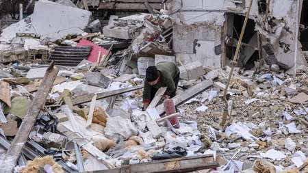 Ein massiv zerstörtes Haus in der Ukraine
