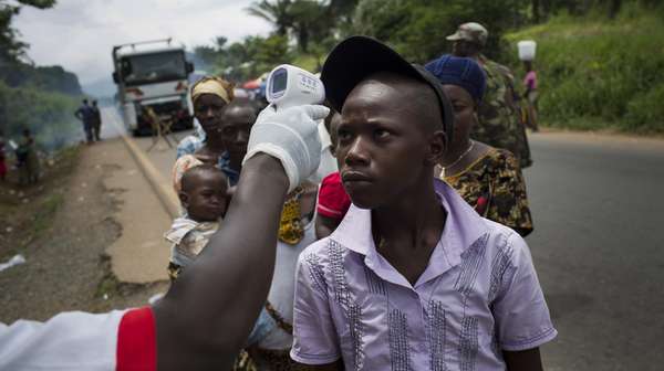 Ebola-Epidemie in Sierra Leone. Messung der Körpertemeratur.