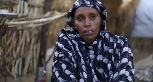 Portraitfoto einer Frau in einem sudanesischen Flüchtlingscamp