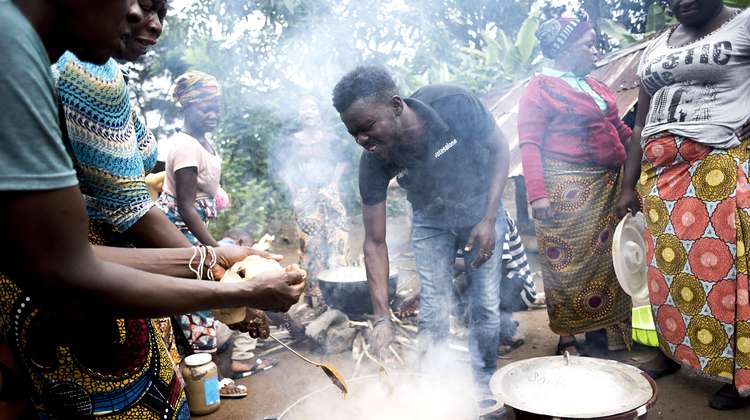 Women and men cook healthy and nutritious dishes together.