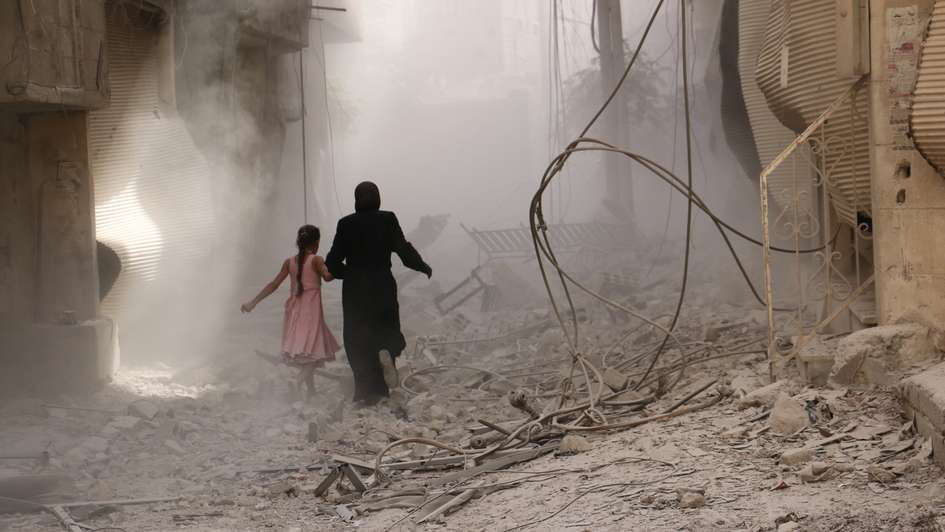 A mother and her child escape the destruction in the Syrian town of Douma in the district of Damascus (2015)