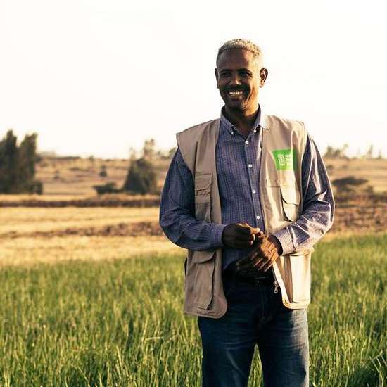 Ein Mitarbeiter der Welthungerhilfe auf einem Feld im Dorf Sodo, Äthiopien