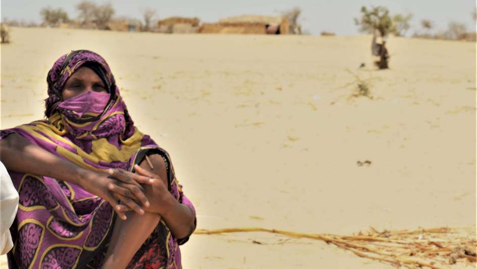 Eine verschleierte Frau während einer Dürre-Periode, Niger 2019.
