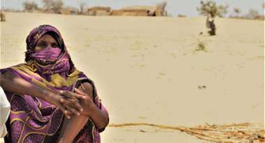 Eine verschleierte Frau während einer Dürre-Periode, Niger 2019.