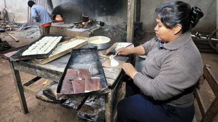 Frau in Bäckerei in Bolivien 