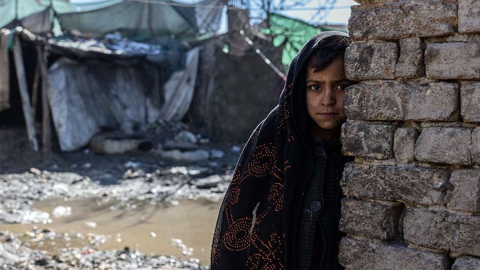 Farzanah, 7, steht vor dem Haus ihrer Familie in Kabul, Afghanistan.