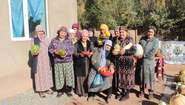 Eine Gruppe Frauen zeigt ihre Ernte, Tadschikistan 2021.