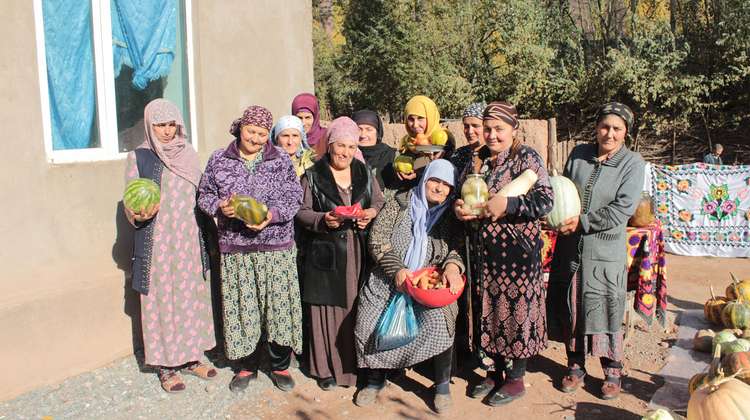Eine Gruppe Frauen zeigt ihre Ernte, Tadschikistan 2021.