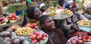 Frauen auf einem Markt mit ihrer Ware, Kongo, Nordosten, Ituri Kongo northeast Ituri.