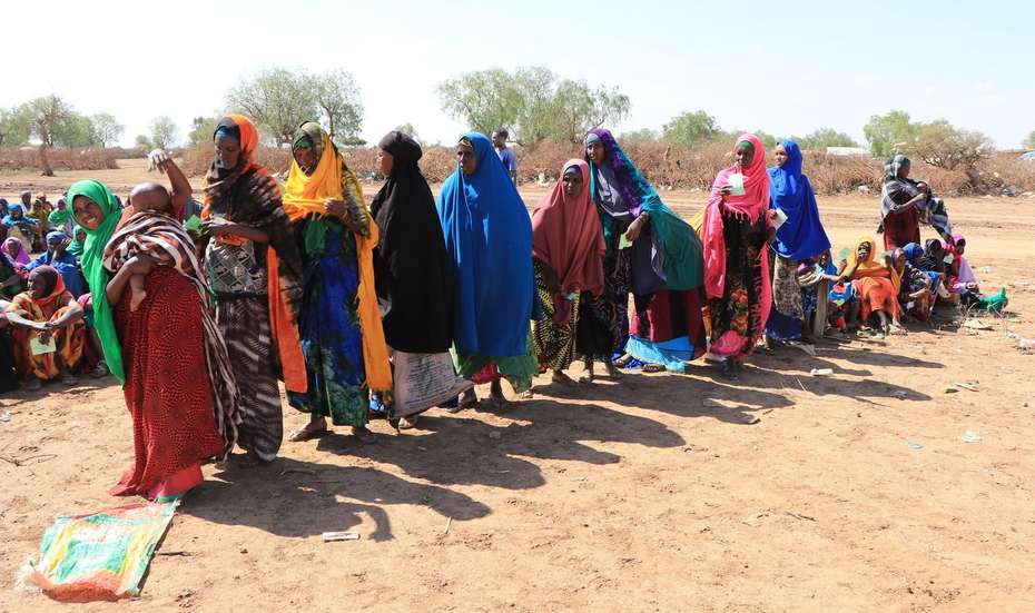 Drought in Somaliland: Women queuing for food and water