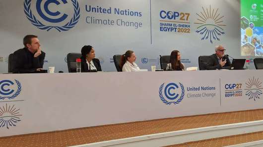 Menschen sprechen bei einem Panel auf der Klimakonferenz COP27 im Jahr 2022 in Ägypten.