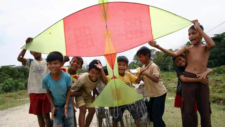 Kinder auf der Insel Simeulue mit Drachen