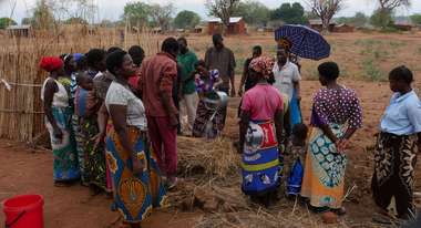 Bäuerinnen in Malawi bei einer Schulung im Freien