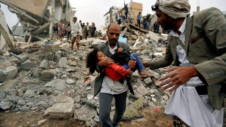 2018-krieg-mann-traegt-kind-jemen-reuters.jpg Ein Mann trägt ein Mädchen durch Trümmer im Jemen.