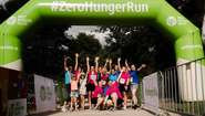 Eine Gruppe von Läufer*innen am Start/Ziel des ersten #ZeroHungerRun in Düsseldorf