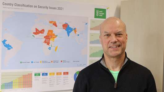 Josef Frei vor einer Karte zum WeltRisikoBericht, Bonn 2022.
