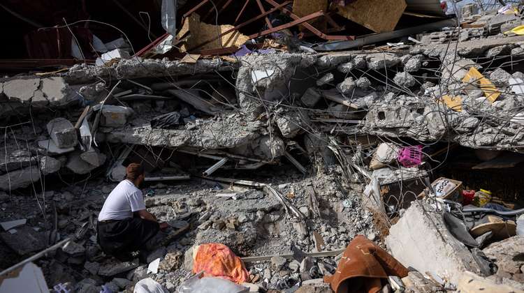 Mann steht vor den Trümmern seines Hauses in der Türkei.