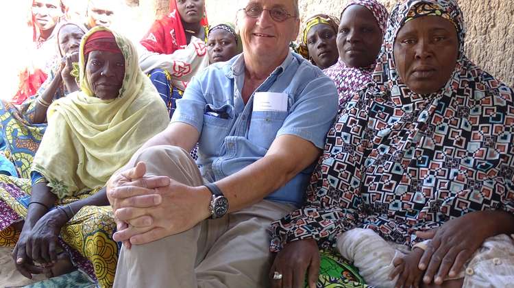 A group of Malian women with Bernd Schwenk, country director of Welthungerhilfe in Mali.