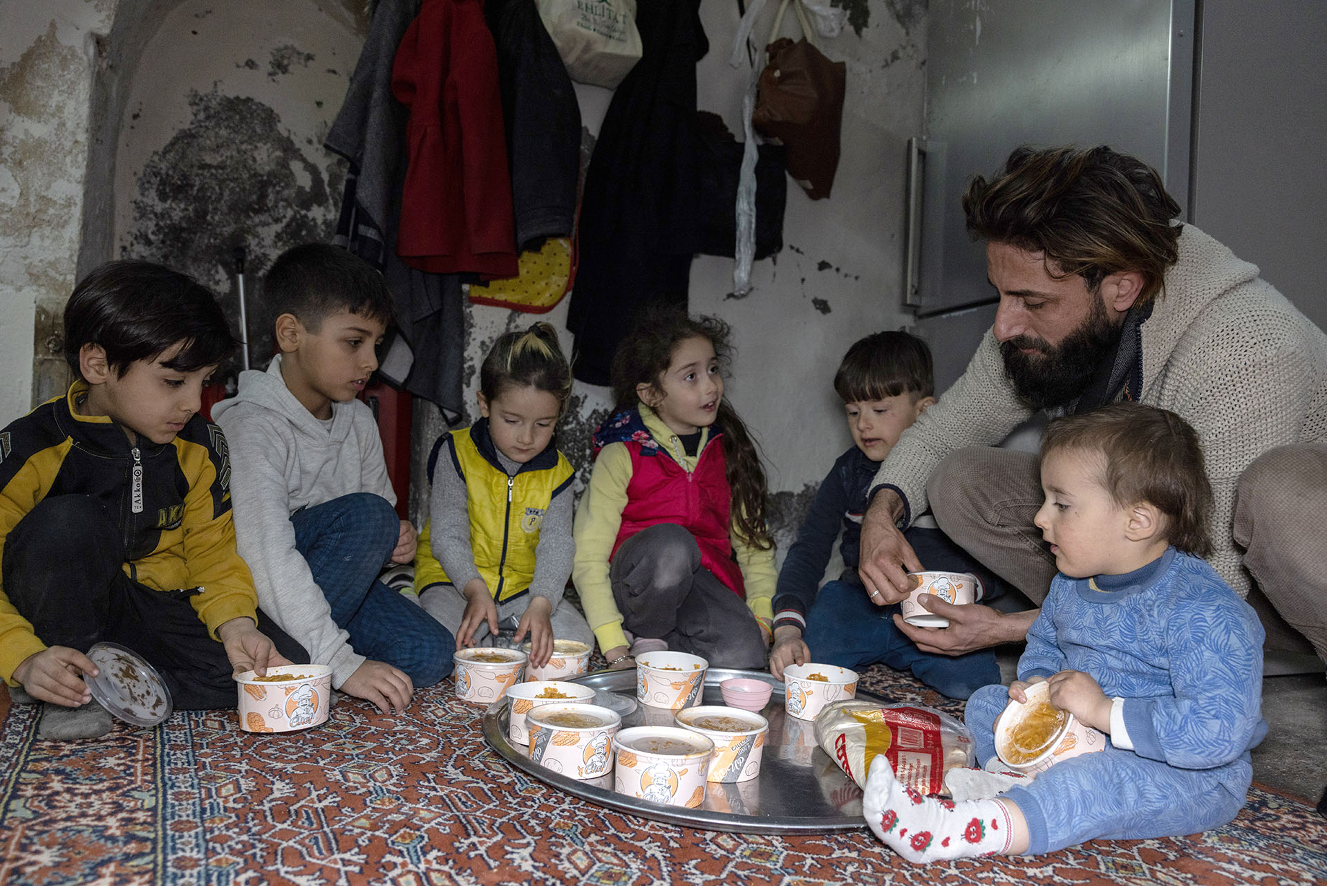 Ali AlHassan und seine Familie konnten nach dem Erdbeben in der Türkei in die sichere Stadt Mardin flüchten und eine Unterkunft finden. Eine von der Welthungerhilfe geförderte Suppenküche versorgt sie täglich mit Mahlzeiten.